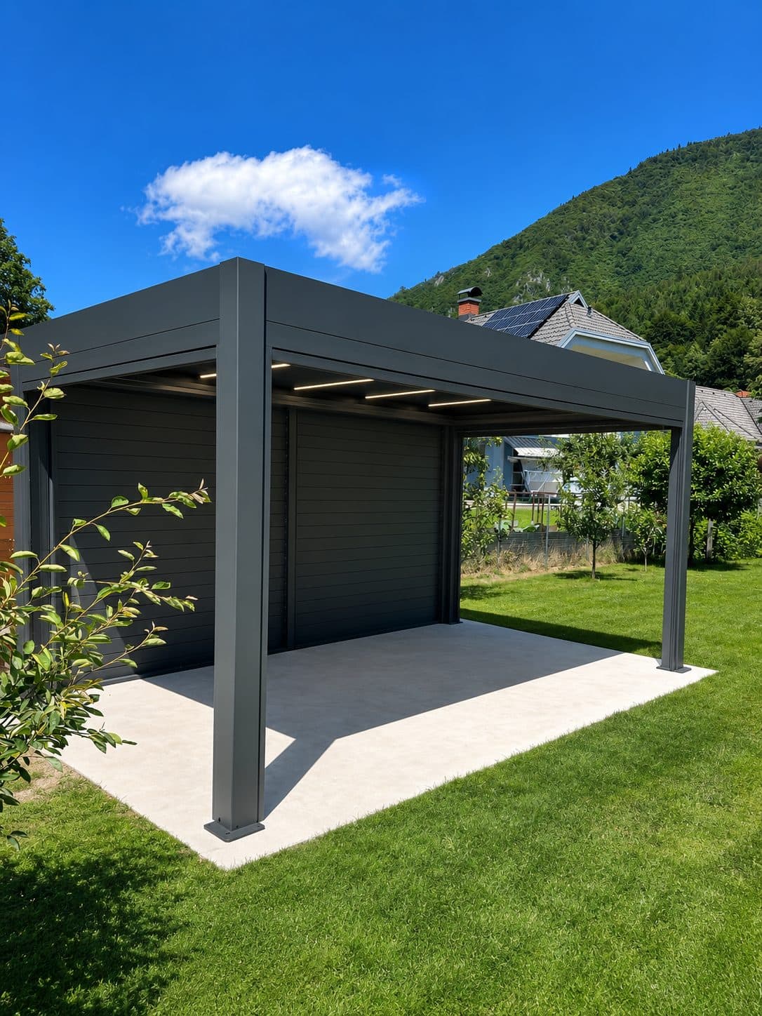 Samostoječa antracitna pergola PRESTIGE s stranskimi lamelnimi paneli na vrtu