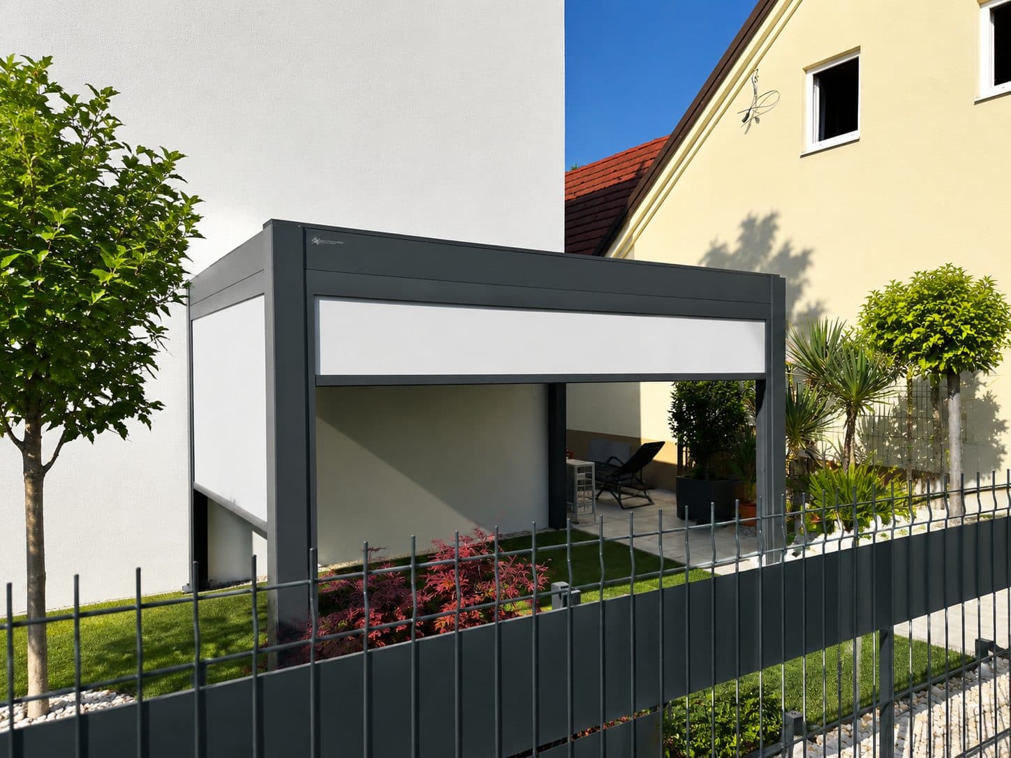 Samostoječa bioklimatska pergola SMART z ZIP senčili na vrtu družinske hiše