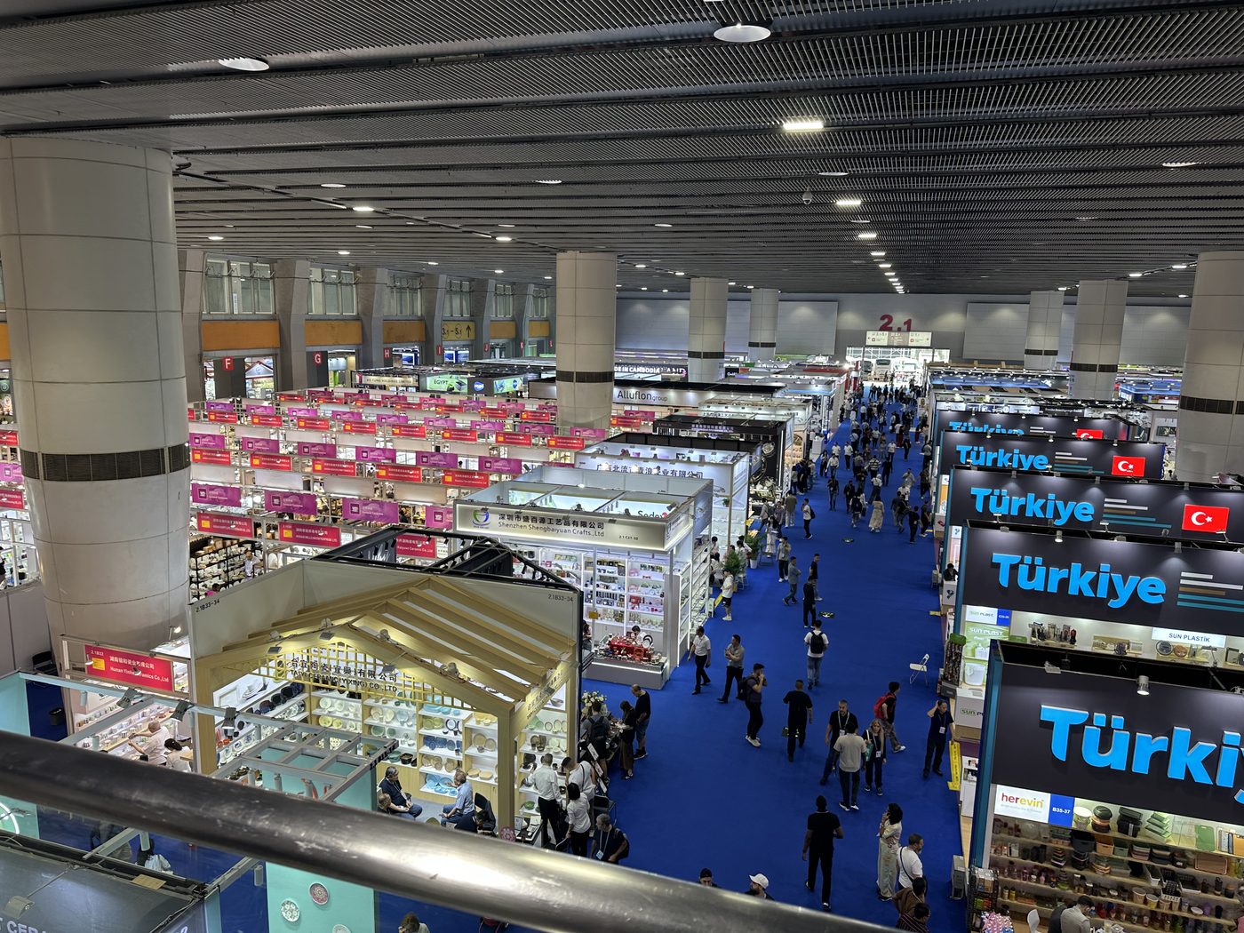 Razstavna dvorana sejma Canton Fair na Kitajskem s stojnicami razstavljavcev